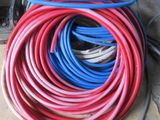 de nombreux tuyaux de différentes couleurs posés par terre