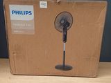 une boîte sur laquelle est posé un ventilateur, posée sur une table