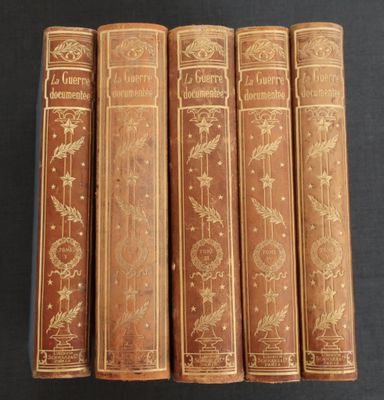 un lot de cinq livres anciens ornés de dorures