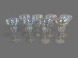 six verres à vin posés les uns à côté des autres sur une table