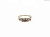 une bague en or ornée de trois rangées de diamants sur le dessus