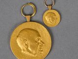 un gros plan d'une médaille d'or sur laquelle figure un visage