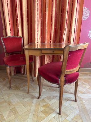 deux chaises rouges et une table dans une pièce
