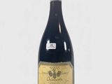 une bouteille de vin posée sur une table