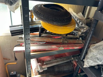 une étagère sur laquelle est posé un pneu, dans un garage