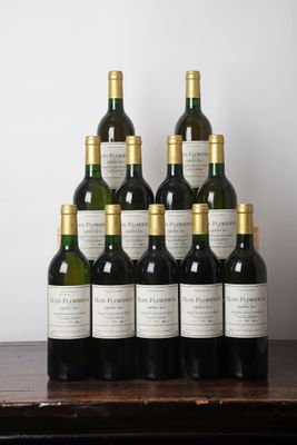six bouteilles de vin posées sur une table en bois