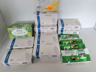 plusieurs boîtes de lingettes pour bébé posées sur un plan de travail blanc