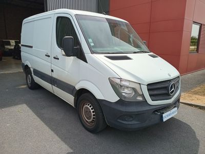 la photo d'une camionnette blanche garée devant un bâtiment