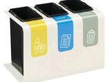 trois poubelles qui se trouvent dans une poubelle