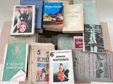 une pile de vieux livres posés sur une table
