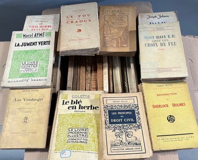 plusieurs livres sont empilés sur une table
