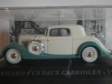une maquette de voiture ancienne dans une vitrine