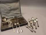 un coffret contenant de l'argenterie sur une table
