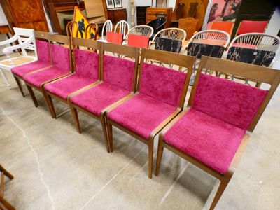 le nombre de chaises alignées dans une pièce