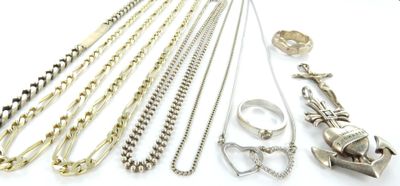 de nombreux types de colliers et de bagues posés sur la table