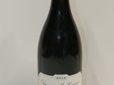 une bouteille de vin posée sur une table