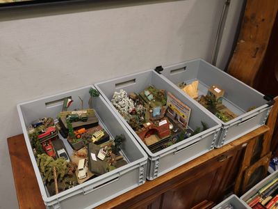 deux boîtes contenant des figurines militaires posées sur une table