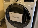 une machine à laver blanche et un sèche-linge dans une petite pièce