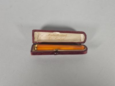 Fume-cigarettes en ambre et or jaune 18K (750°/°°). L : 7,5 cm - Poids