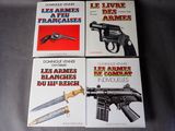 quatre livres posés sur une table, à côté d'un pistolet, d'un couteau et d'autres objets