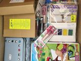 une boîte en carton remplie de jouets et d'autres objets