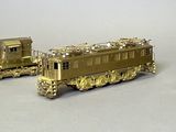 trois trains dorés posés les uns à côté des autres sur une table