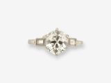une bague sertie d'un diamant unique, agrémentée de diamants taille baguette et de montures latérales