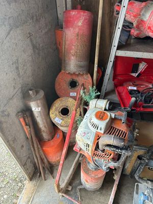 de nombreux outils qui traînent à l'arrière d'un camion
