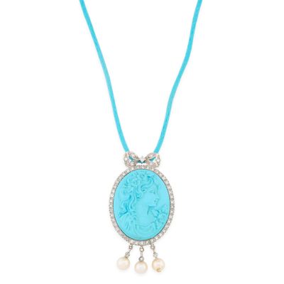 un collier orné d'une pierre bleue et de perles sur fond blanc