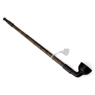 une vieille pipe avec un manche en bois sur fond blanc