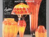 une image représentant un livre sur lequel figurent une lampe et des vases