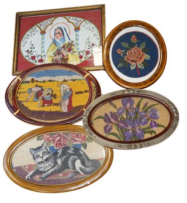quatre assiettes ornées d'images de femmes et de fleurs