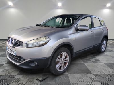 Le SUV Nissan QX argenté est garé dans le garage.