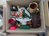 une boîte remplie d'objets hétéroclites posée sur le sol