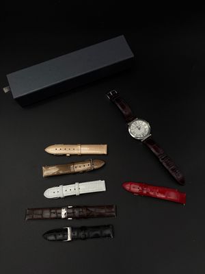 quatre modèles de montres différents sur un fond noir