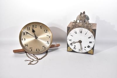 deux horloges placées l'une à côté de l'autre sur une surface blanche
