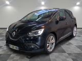 la voiture noire est garée sur un sol en damier dans le garage