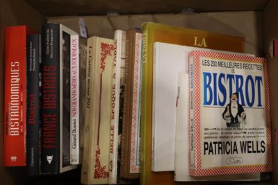 de nombreux livres qui se trouvent sur une étagère dans une boîte