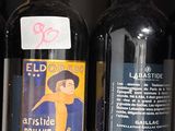 plusieurs bouteilles de vin sont alignées sur une étagère dans un magasin