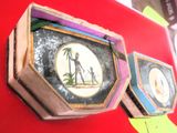 deux tableaux encadrés accrochés au mur d'une pièce rouge