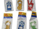 six décapsuleurs assortis dans des sachets en plastique, sur fond blanc