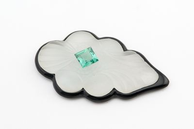 une image représentant une fleur blanche avec une pierre verte au centre