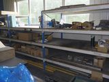 une pièce avec beaucoup de boîtes et de cartons sur les étagères