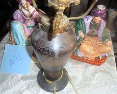 une image représentant une table sur laquelle se trouvent une lampe et des figurines