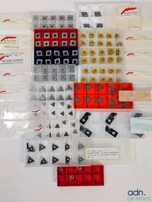 de nombreux types de Lego différents dans une boîte en plastique