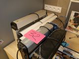 une machine posée sur une table