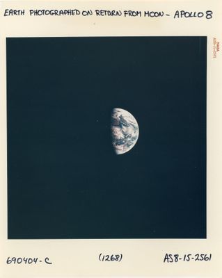 une vieille photo de la Terre avec la Lune en arrière-plan