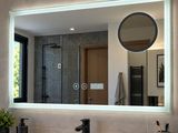 une salle de bains équipée d'un lavabo, d'un miroir et d'une douche