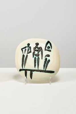 deux vases posés sur une table blanche