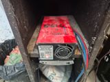 une image représentant une machine rouge et noire dans une boîte